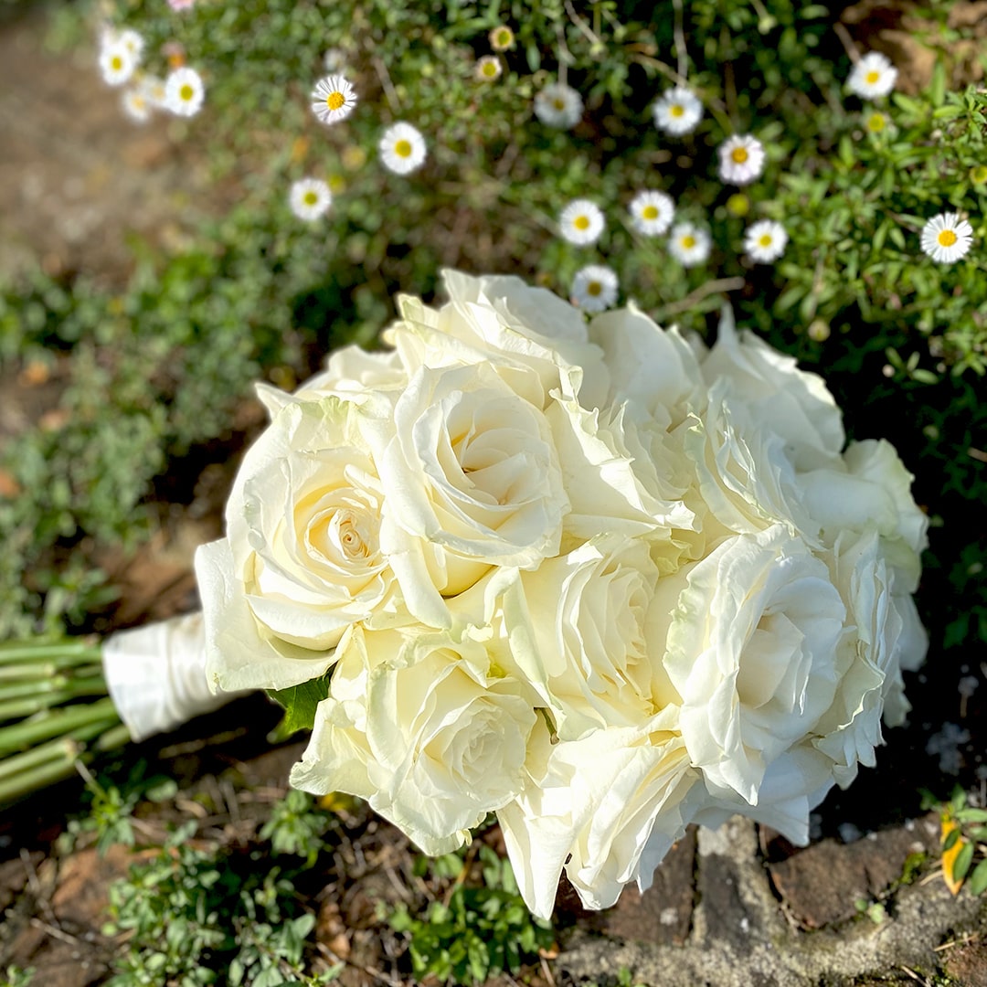  Wedding flowers white and fresh 